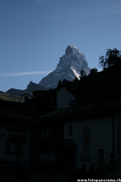 Das Matterhorn hinter den Häusern von Zermatt